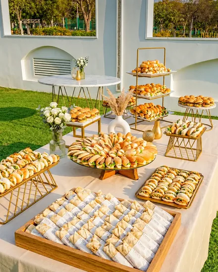 Grand buffet table